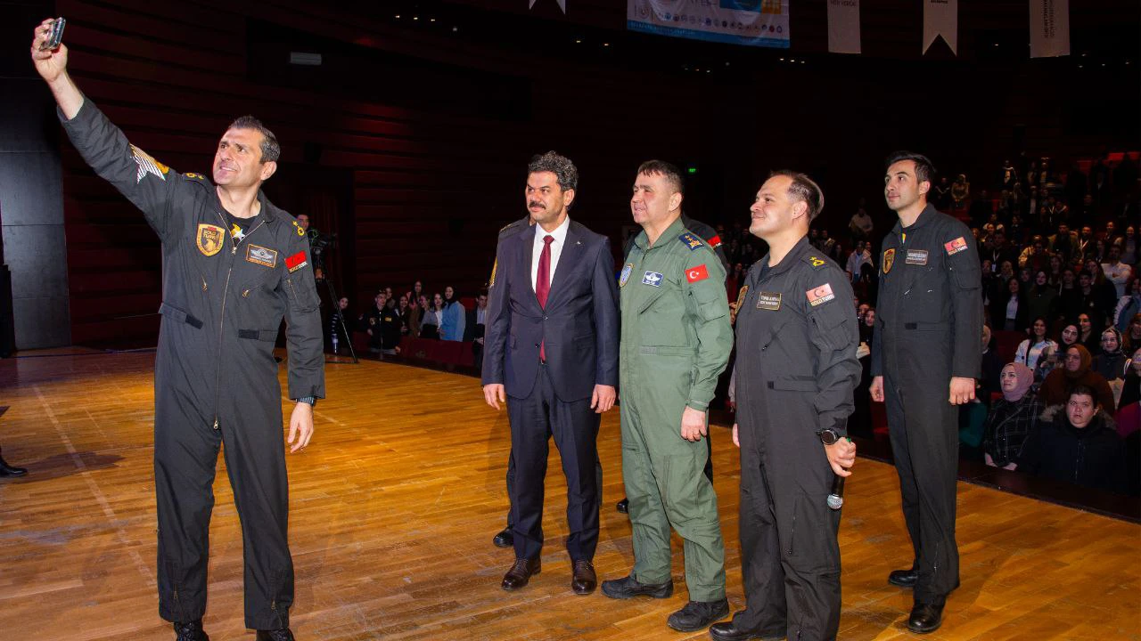 SOLOTÜRK, İKAF’25’te öğrenci ve mezunlarla buluştu
